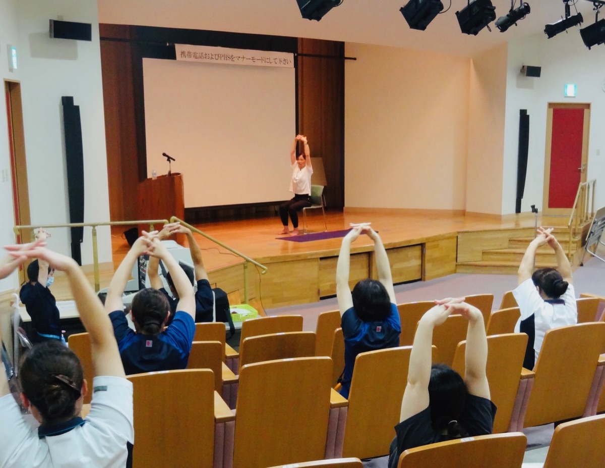 椅子に座って行うオフィスヨガの様子